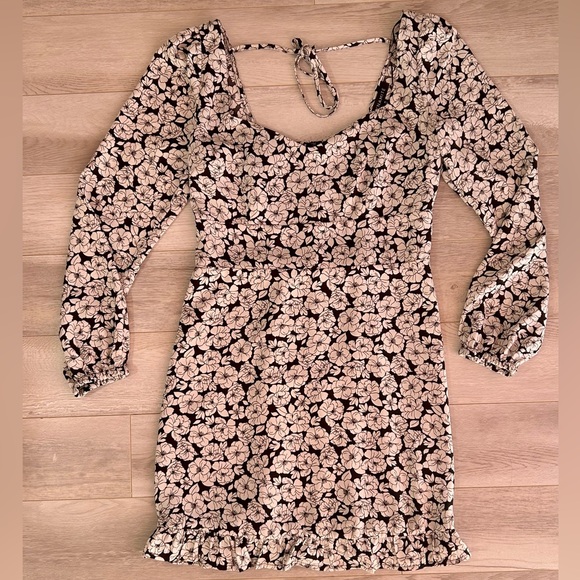 Long Sleeve Sweetheart Dress | Dynamite - Picture 3 of 8